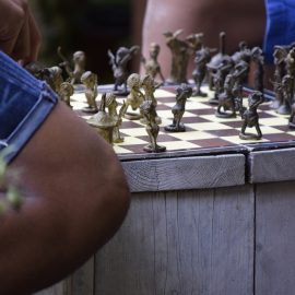 bronzen schaakspel